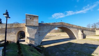 Гърбавият мост