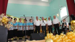 С песни от свила минаха години