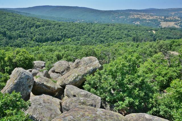 Черните скали природна забележителност село Орешник